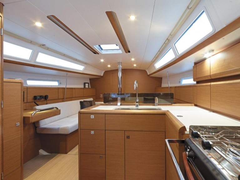 Ein Jeanneau Sun Odyssey 389 mieten in Dubrovnik