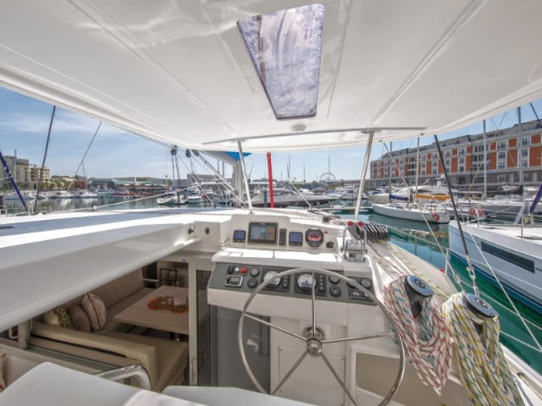 Ein Leopard Leopard 40 mieten in Marina (City)