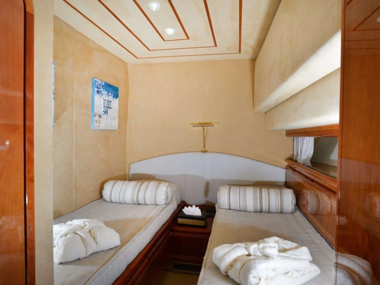 Ein Ferretti Ferretti 80 mieten in Gouviá