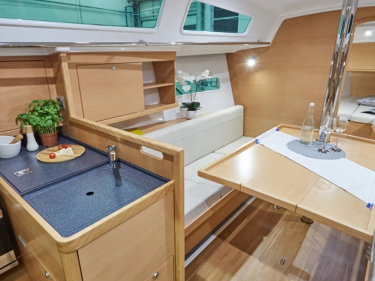 Ein Jeanneau Sun Odyssey 319 mieten in Procida
