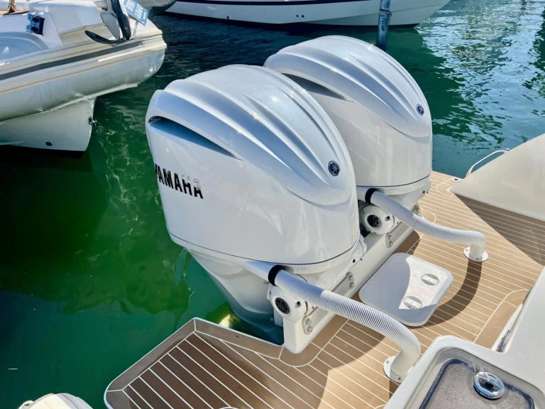 Motorboot mit oder ohne Skipper White Shark mieten in Empuriabrava