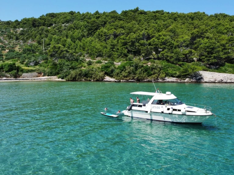 Motorboot mieten in Sumpetar zum besten Preis