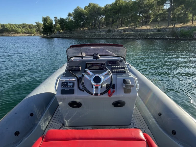 Motorboot mit oder ohne Skipper Lomac mieten in Šibenik