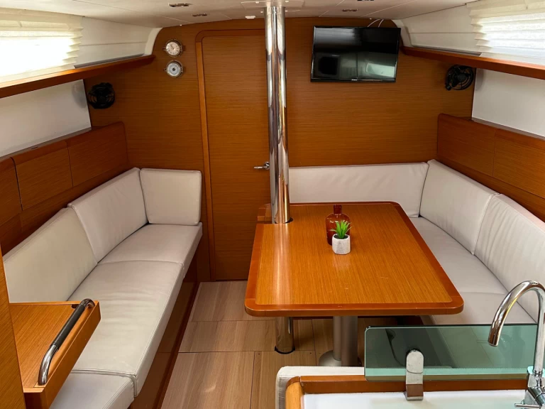 YachtCharter in Drage - Jeanneau Sun Odyssey 389 auf SamBoat