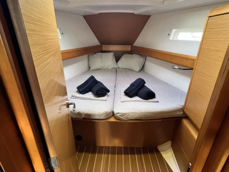Ein Jeanneau Sun Odyssey 439 mieten in Álimos