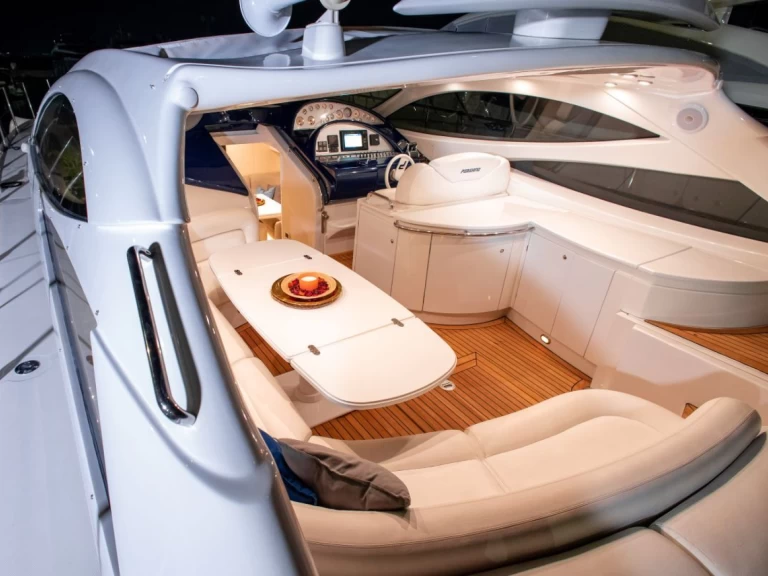 Ein Pershing Pershing 52 mieten in Piräus