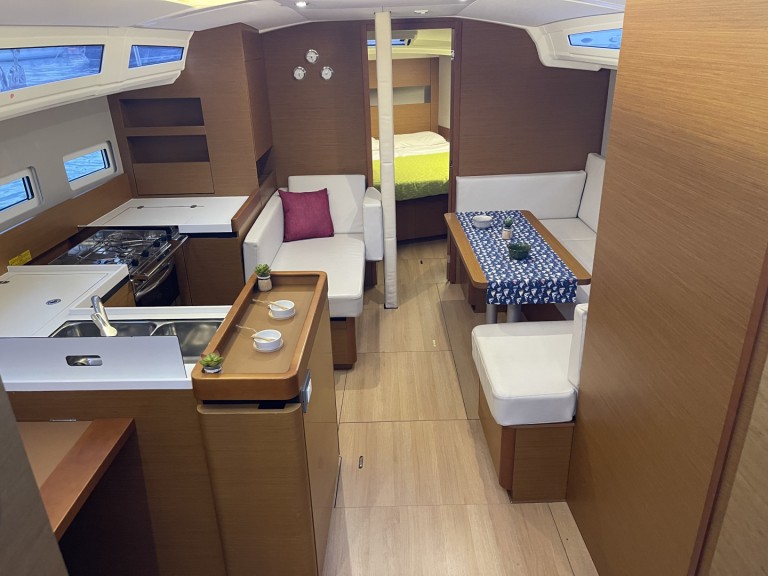Ein Jeanneau Sun Odyssey 410 mieten in Salerno