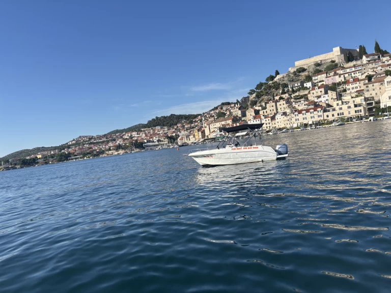 Ein FLY HM22 mieten in Šibenik
