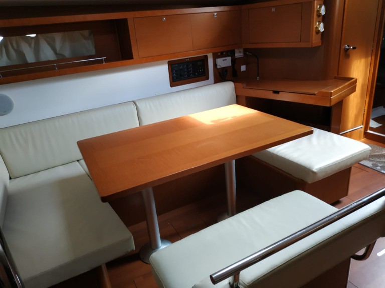 Ein Bénéteau Oceanis 45 mieten in Procida