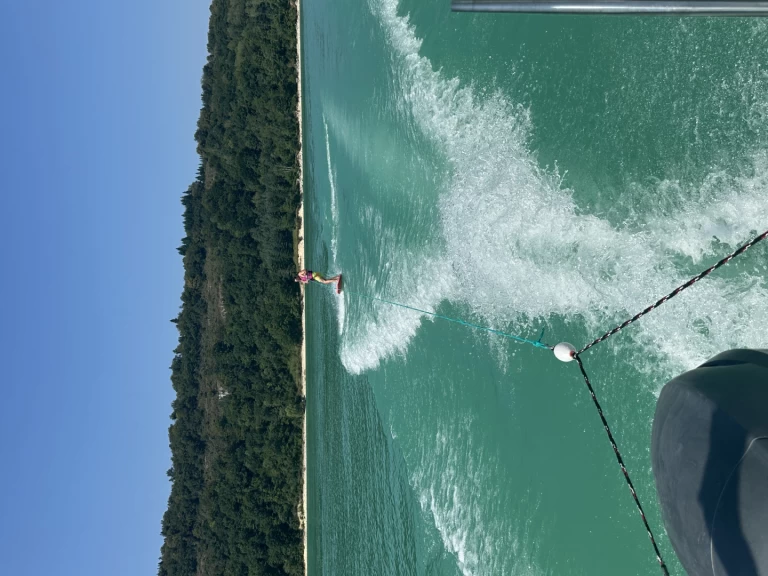 YachtCharter in La Tour-du-Meix - Jeanneau Leader 550 auf SamBoat