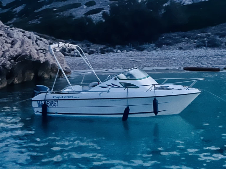 Ein B2 Marine Cap Ferret 550 mieten in Marseille