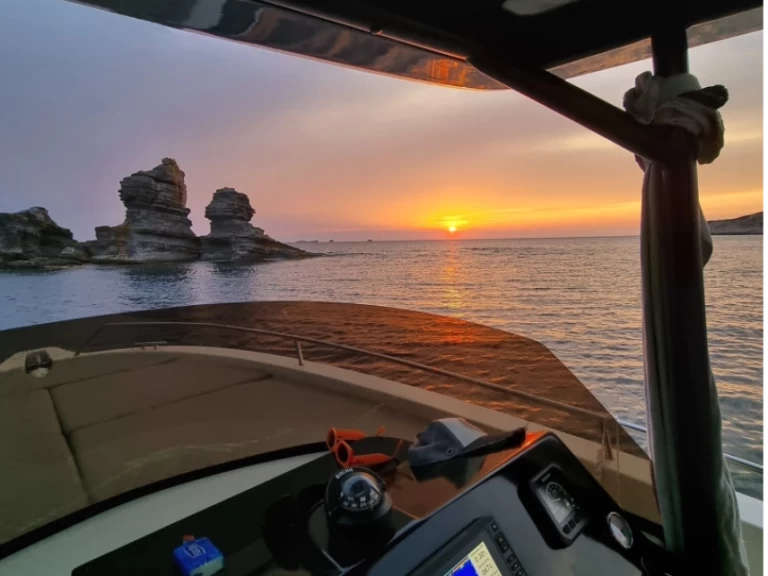 Motorboot mit oder ohne Skipper Astilux mieten in Sant Antoni de Portmany
