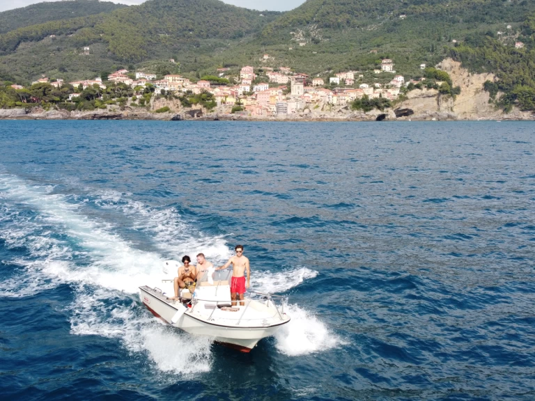 Ein Boston Whaler Boston Whaler 18 Outrage mieten in La Spezia