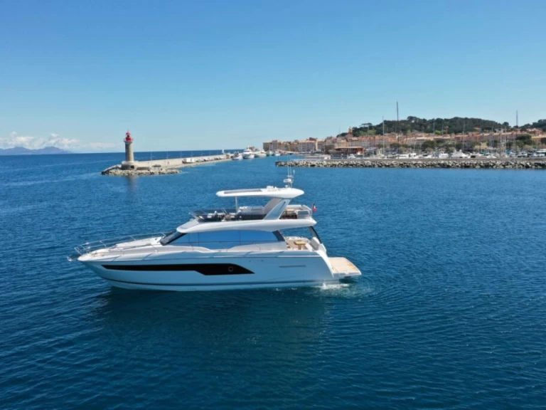 YachtCharter in Port des Marines de Cogolin - Prestige 630 auf SamBoat