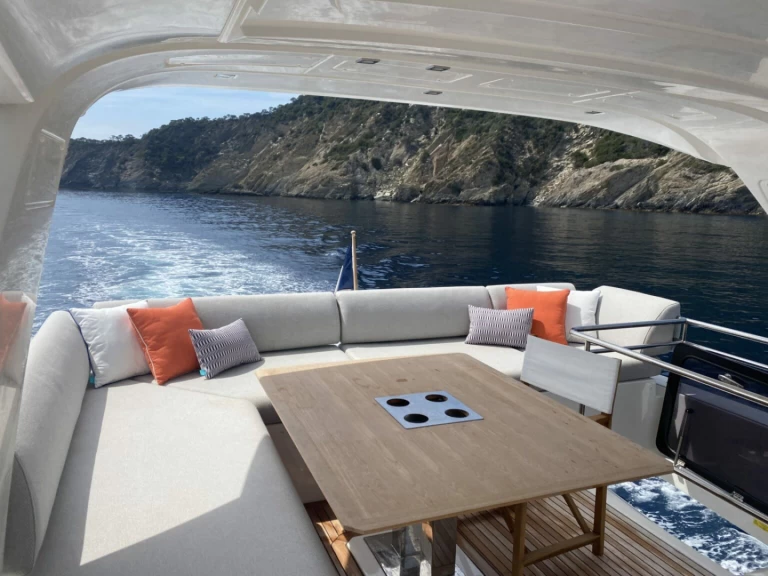 Ein Prestige 630 mieten in Port des Marines de Cogolin