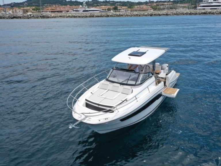 YachtCharter in Port des Marines de Cogolin - Jeanneau Cap Camarat 10.5 WA auf SamBoat