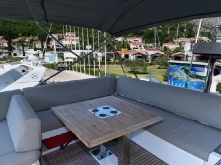 Ein Jeanneau Prestige 590 mieten in Budva