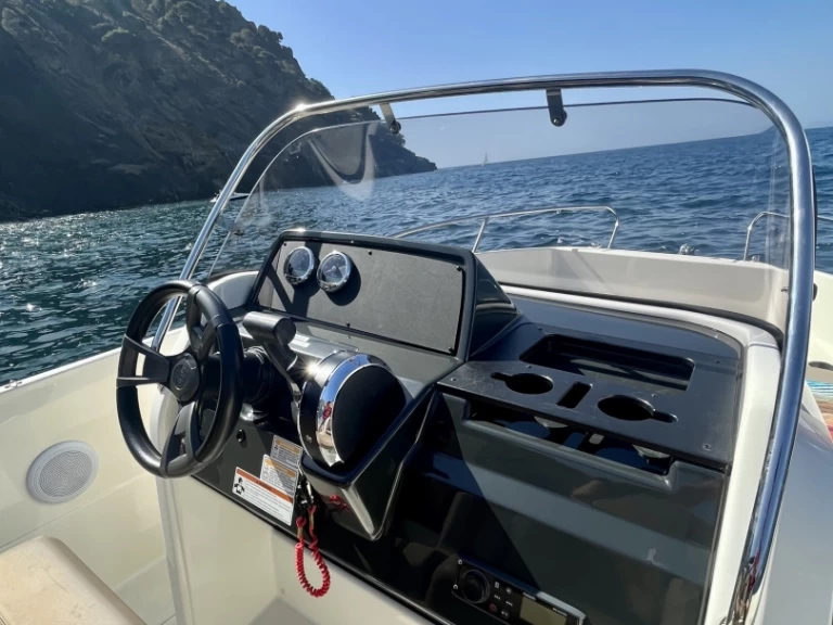 Ein Quicksilver Activ 605 Open mieten in Roses