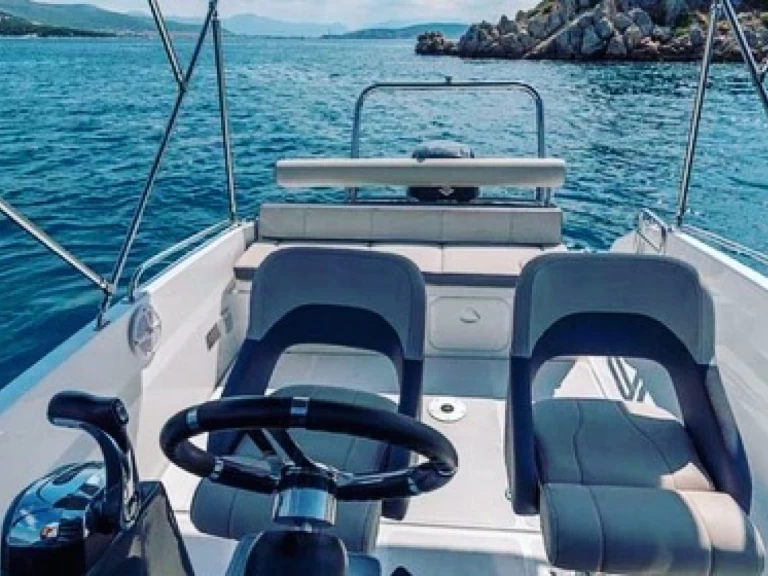 Motorboot mit oder ohne Skipper Bénéteau mieten in Trogir