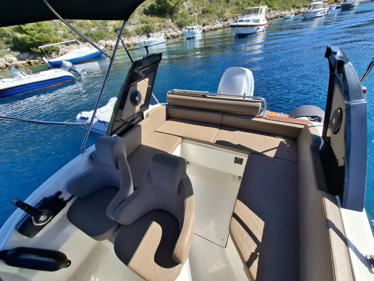 Ein Barracuda Aquamax B23F mieten in Hvar
