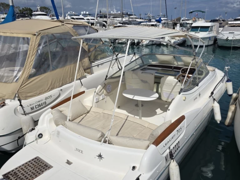 YachtCharter in Villeneuve-Loubet - Jeanneau Cap Camarat 705 auf SamBoat
