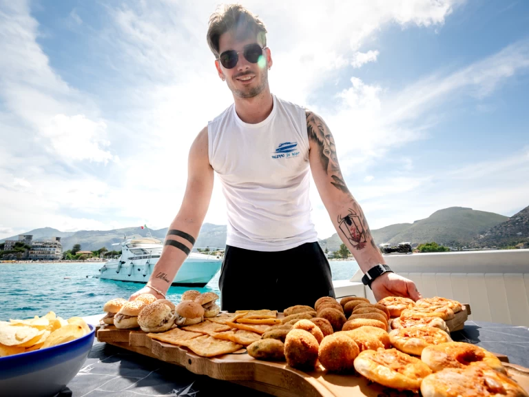 YachtCharter in La Cala (porto Palermo) - Mochi Craft Mochi Craft 42 Fly auf SamBoat