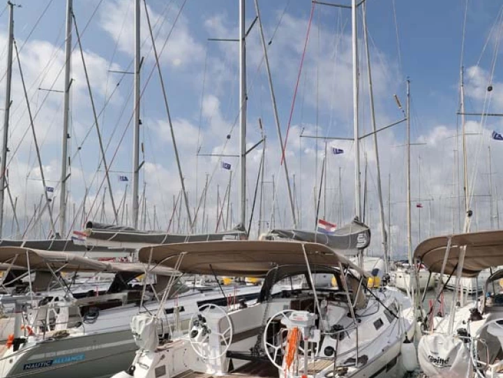 Ein Bavaria Cruiser 41S mieten in Murter-Kornati