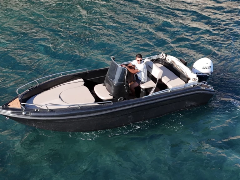 Motorboot mieten in Fira zum besten Preis