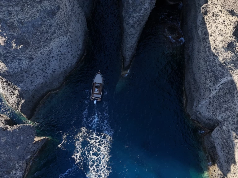 Ein Poseidon Black Edition mieten in Fira