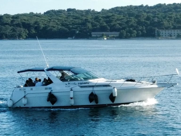 YachtCharter in Pula - Chris Craft Express 360 auf SamBoat