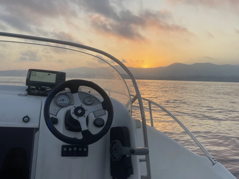 Motorboot mit oder ohne Skipper Bénéteau mieten in Saint-Laurent-du-Var