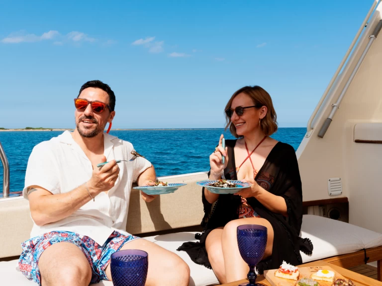 Ein Hatteras Hatteras 52 Convertible mieten in Marzamemi