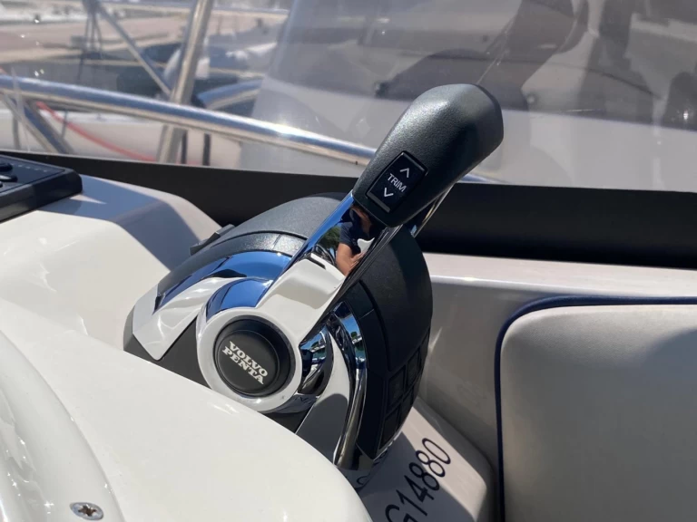 Vermietung Motorboot Eolo mit Führerschein