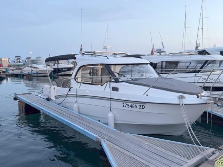 Ein Bénéteau Antares 8 OB mieten in Borik Marina