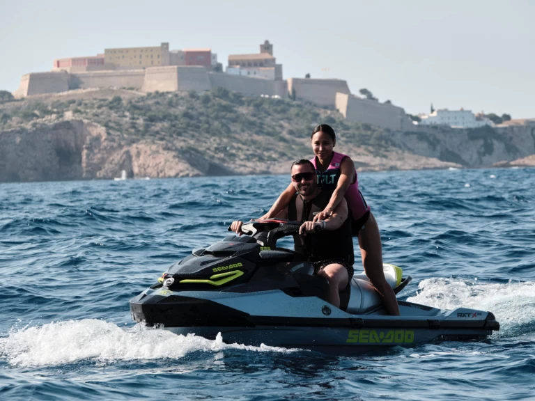 Ein Sea-Doo RXT-X 325 cv mieten in Ibiza Town