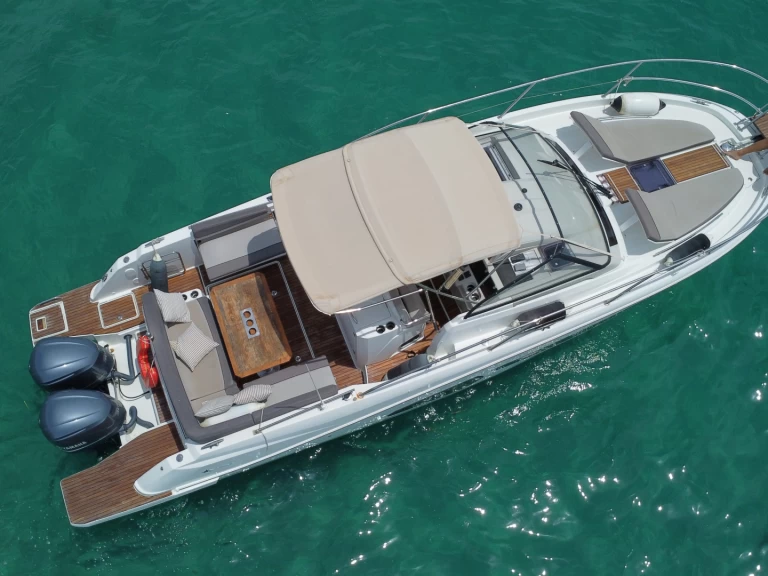 Ein Jeanneau Cap Camarat 10.5 WA mieten in Puerto Portals