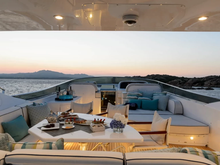 Yacht mieten in Poltu Quatu zum besten Preis