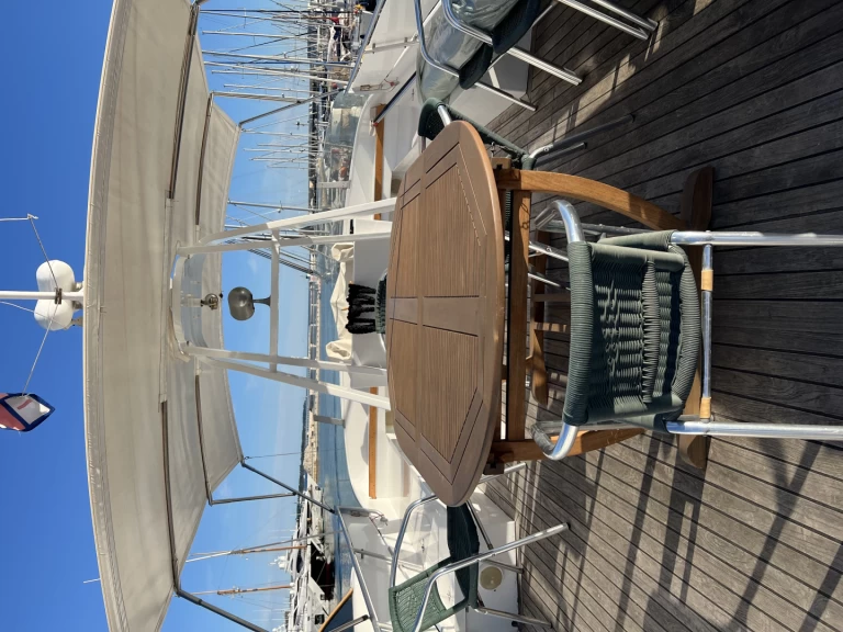 Cantieri Di Pisa Pegasus mieten Vieux Port de Cannes