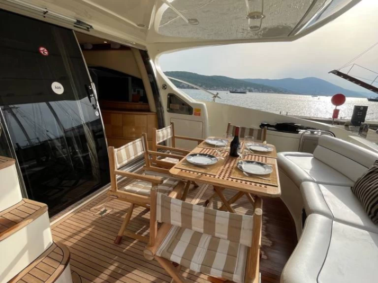 Ein Azimut Azimut 62 Fly mieten in Tivat