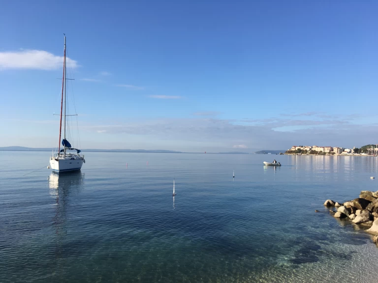 Ein Bénéteau Oceanis 373 mieten in Vis