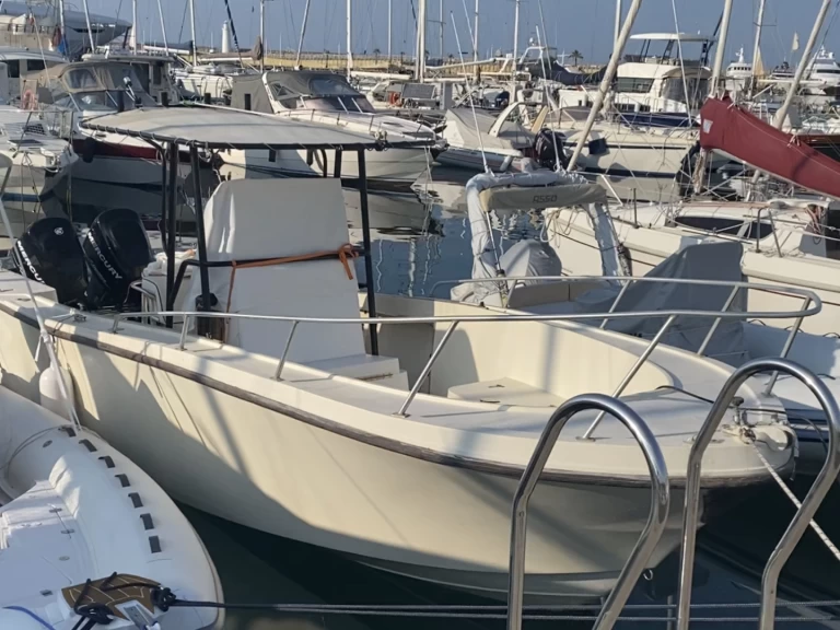 Ein Mako Marine Mako 261 mieten in Imperia