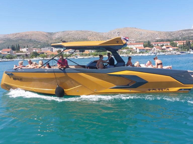 Ein Alesta Marine Raptor parasailing mieten in Split