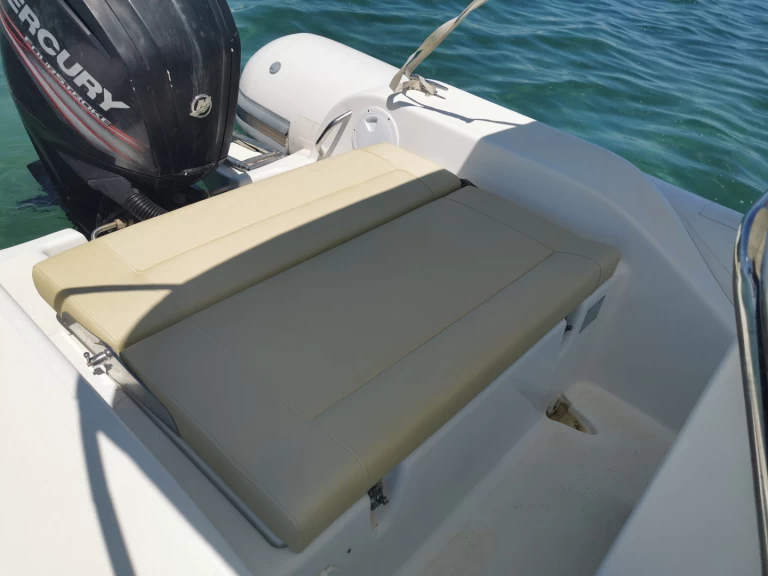 Ein Valiant DR 600 mieten in La Savina