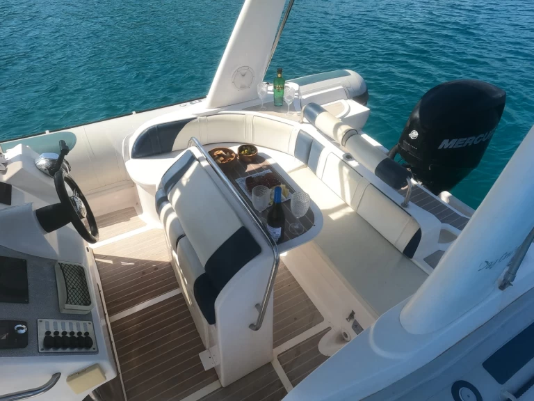 Motorboot mit oder ohne Skipper Astec mieten in Fornells