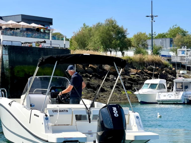 Ein Quicksilver Activ 755 Open mieten in Brest