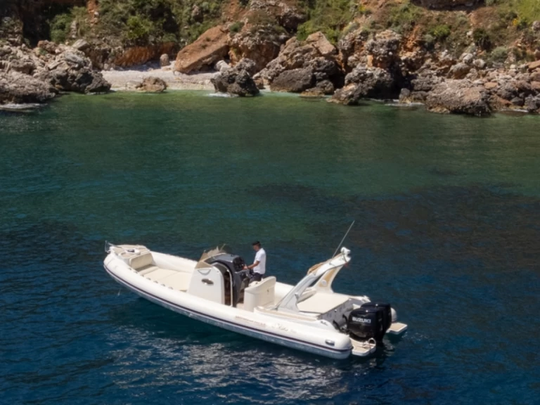 Vermietung Schlauchboot Kleos mit Führerschein