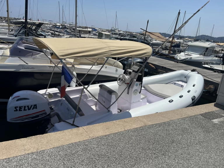 Ein Selva D570FB mieten in Sainte-Maxime