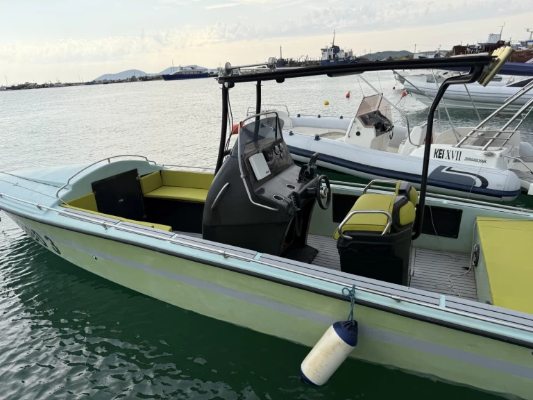 Ein Scarab Scarab mieten in Vlora