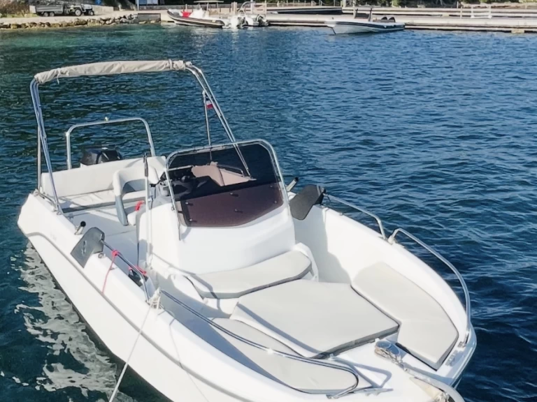 Motorboot mit oder ohne Skipper Jeanneau mieten in Antibes