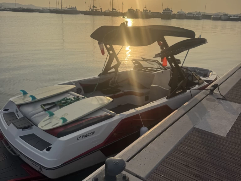 Ein Malibu AXIS T22 mieten in Port des Marines de Cogolin